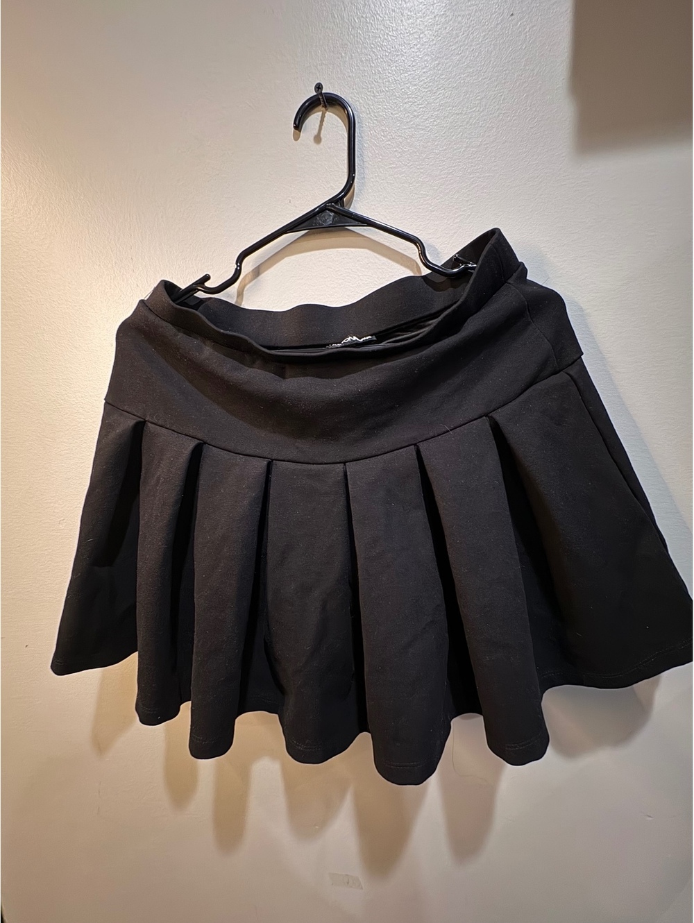Fashion Nova black pleated mini skirt